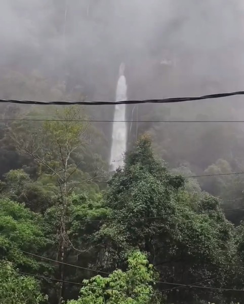 Air Terjun Dadakan Muncul di Jalur Kelok 9, Pesona Alam Payakumbuh Bikin Pengendara Terpana
