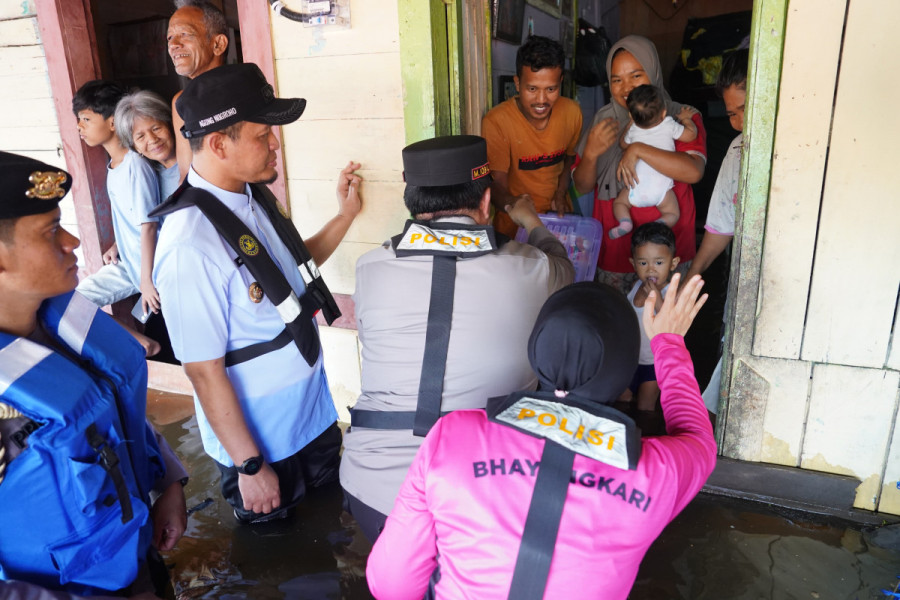 Pastikan Korban Banjir di Rumbai Terlayani, Wali Kota dan Wakapolda Riau Turun Langsung ke Lokasi