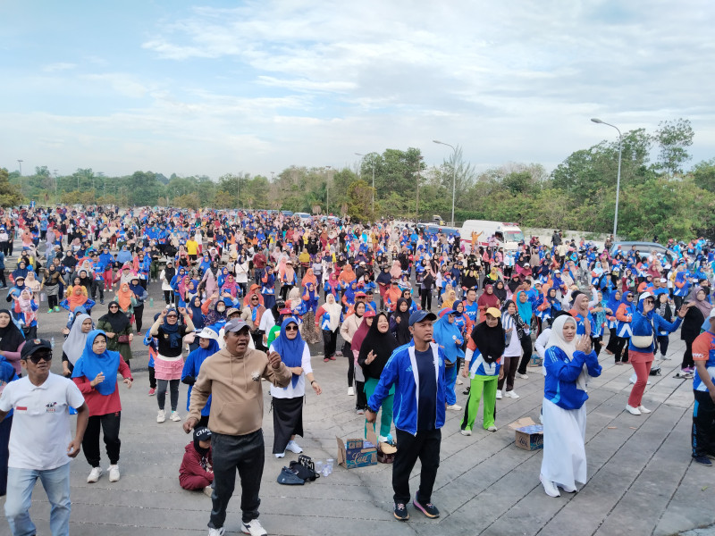 Ribuan Warga Ikuti Senam Sehat Pekanbaru AMAN Bareng Agung Nugroho di Stadion Utama Riau