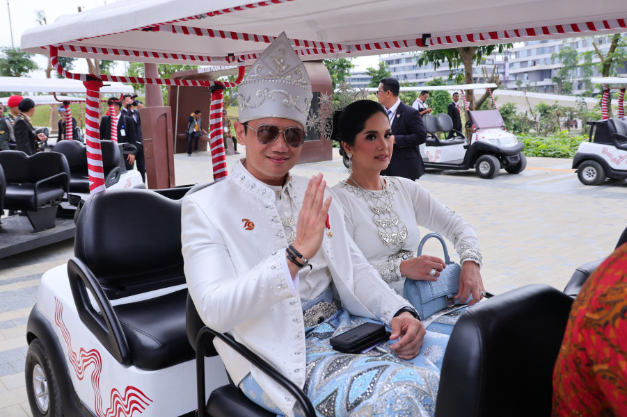 Menteri AHY Kenakan Baamar Galung Pancar Matahari dari Kalimantan Tengah pada Upacara Peringatan HUT ke-79 Kemerdekaan RI