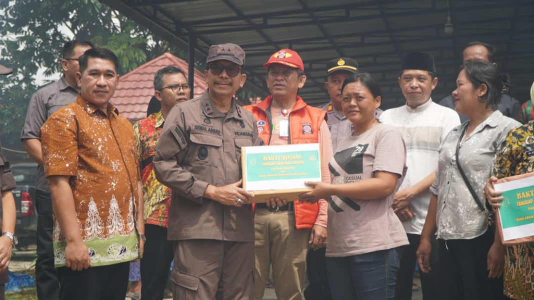 Serahkan Bantuan korban Banjir, Kajati Riau Pimpin Baksos Kejari se Riau