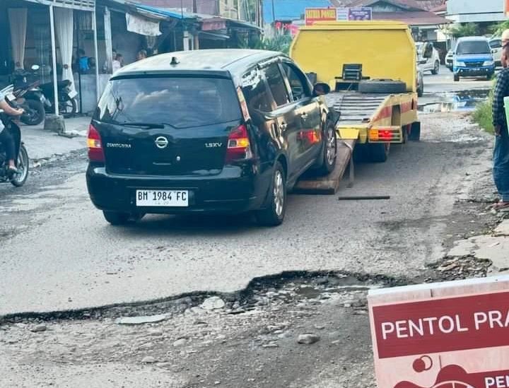 Viral di Medsos : Mobil Towing Akibat Jalan Berlubang di Pekanbaru