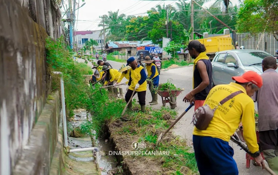 Antisipasi Banjir, Dinas PUPR Pekanbaru Terjunkan Pasukan Kuning Bersihkan Drainase di Jalan Bakti