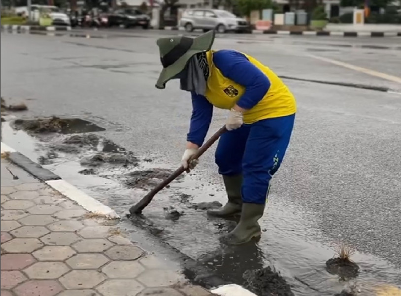 Petugas Kebersihan Dinas PUPR Pekanbaru Lakukan Pembersihan di Sepanjang Jalan Diponegoro