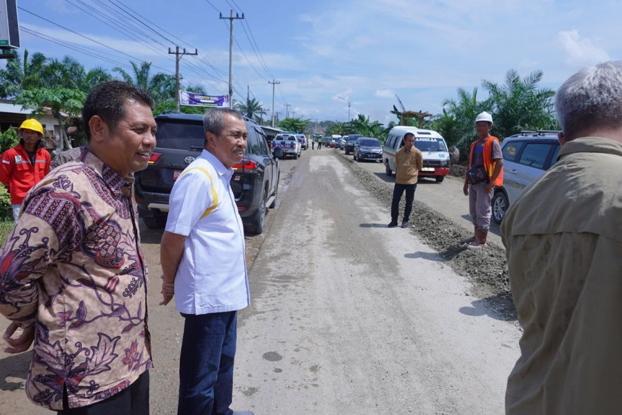 Urat Nadi Perekonomian Masyarakat, Gubri Syamsuar Ajak Kadis PUPR Tinjau Proyek Jalan Lintas Kampar - Rohul