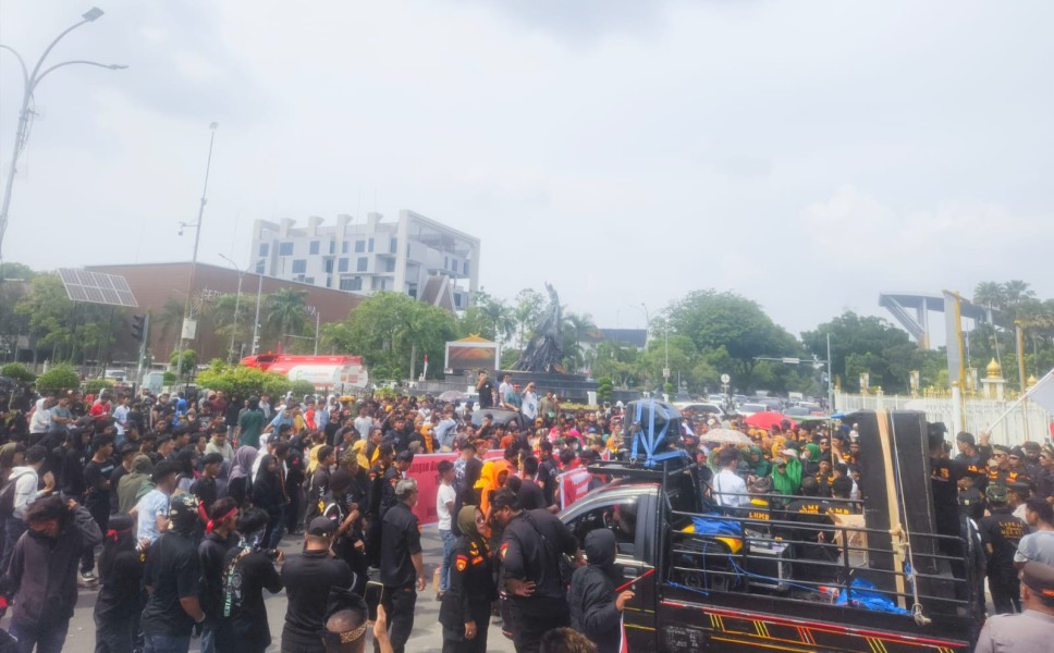 Ratusan Warga dan Mahasiswa Demo Kantor Gubernur, Desak Penertiban TNTN : Tangkap Cukong Sawit Ilegal!