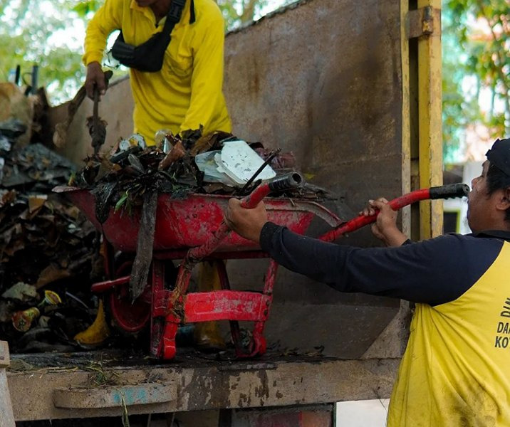 Gunakan Truk, Pasukan Kuning PUPR Pekanbaru Bersihkan Drainase di Jalan Cipta Karya