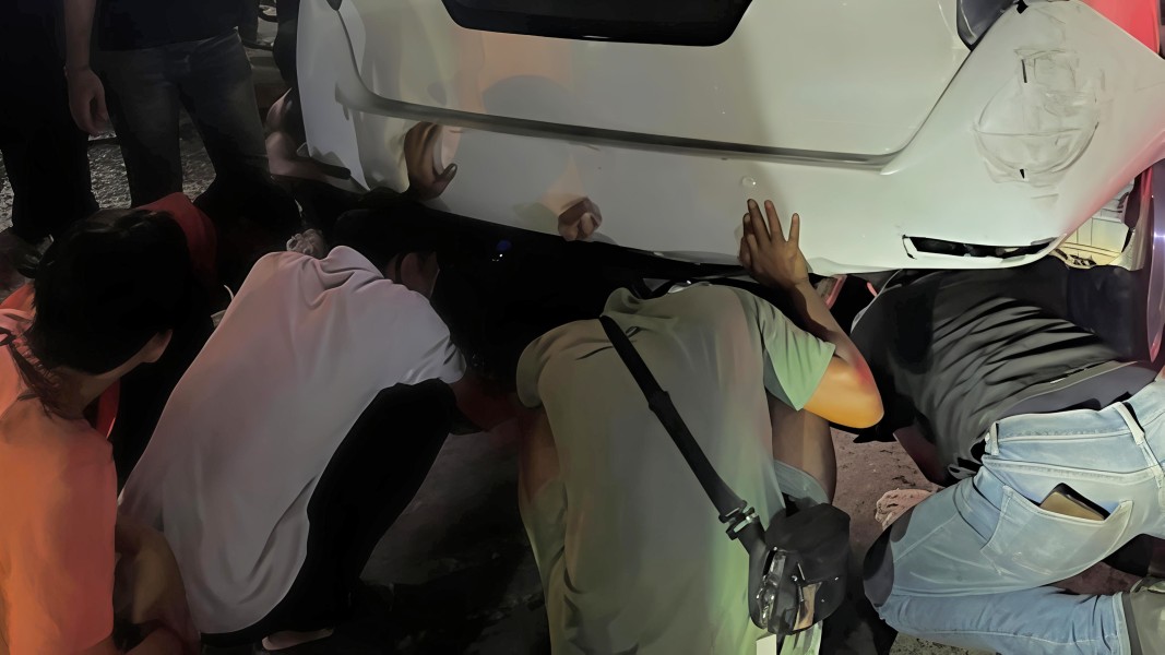 BREAKING NEWS : Mobil Tabrak Tiang Listrik, Mundur Hantam Pengendara di Belakang, Tiga Orang Jadi Korban
