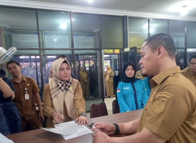 Sidak Kecamatan Marpoyan Damai, Wali Kota Pekanbaru Soroti Lambatnya Cetak KTP-el dan Fasilitas Pelayanan