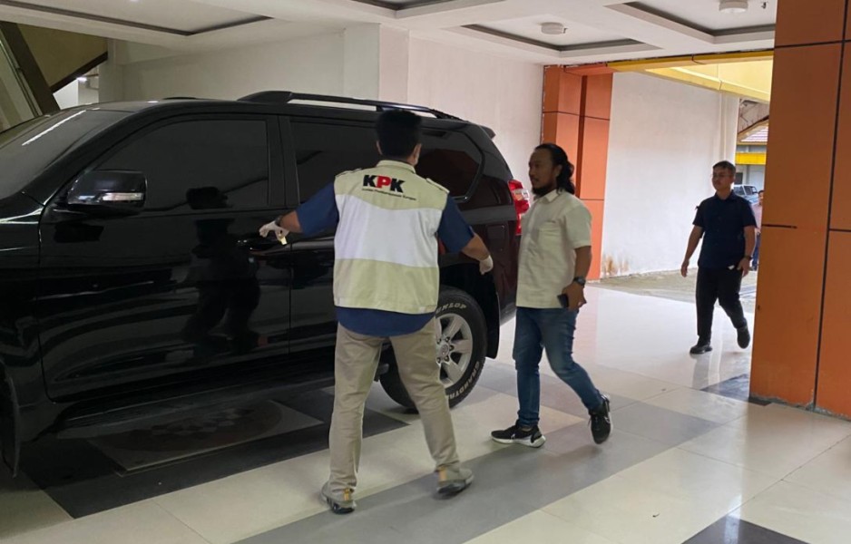 Breaking News : KPK Geledah Kantor dan Rumah Dinas Bupati Inhu, Berlangsung Hingga Malam Hari