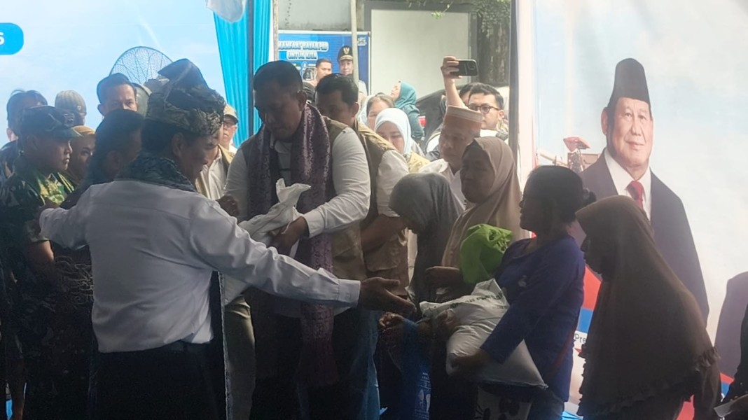 Momen Mentan Amran Temui Warga di Pekanbaru, Senyum Ibu-ibu Pecah Saat Bantuan Beras Dibagikan