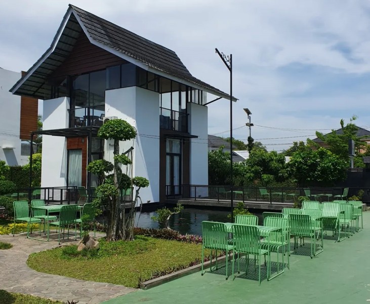 Healing Sambil Nongkrong di Rumah Flamboyan, Coffee Shop Unik Berkolam Koi di Pekanbaru