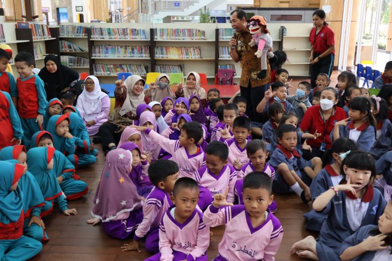 Menggugah Minat Baca, Dispersip Riau Terima Kunjungan Anak-anak dari 6 Sekolah