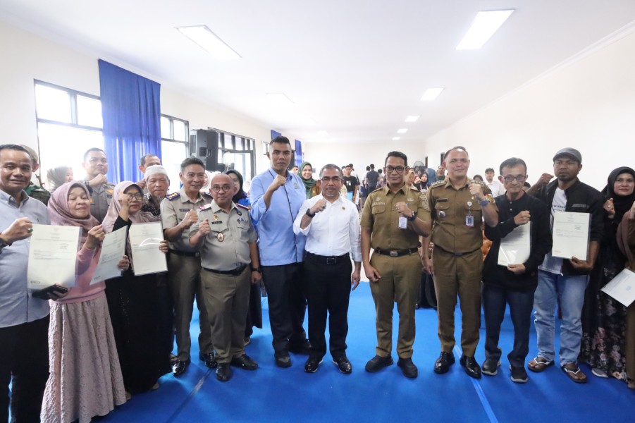 BPN Kota Pekanbaru Serahkan Sertipikat PTSL 2025 kepada Masyarakat