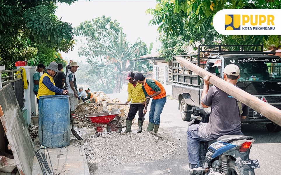 Dinas PUPR Kota Pekanbaru Lakukan Pengecoran Beton untuk Perbaikan Drainase di Jalan Lembah Raya