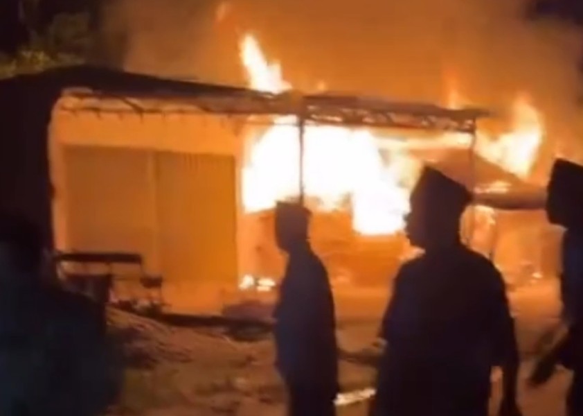 Breaking News : Kebakaran Hebat Hanguskan Satu Rumah Warga di Keritang Inhil