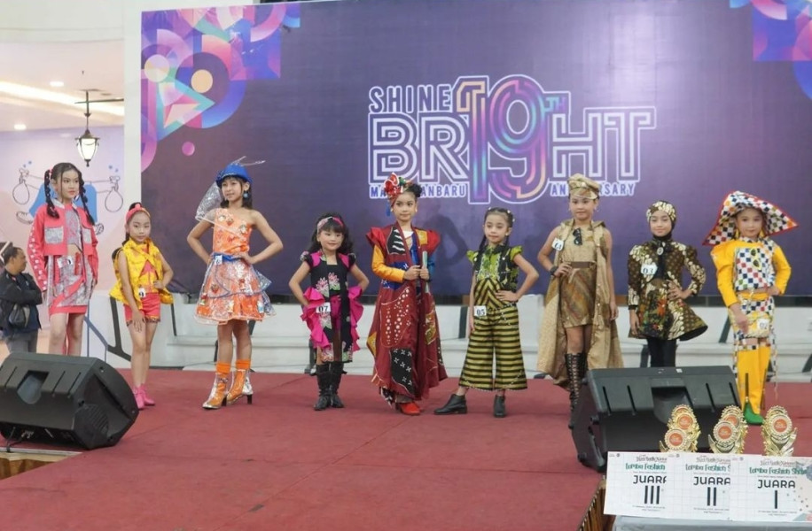 Seru dan Meriah, Mal Pekanbaru Gelar Lomba Fashion Show Dalam Rangka Hari Batik Nasional