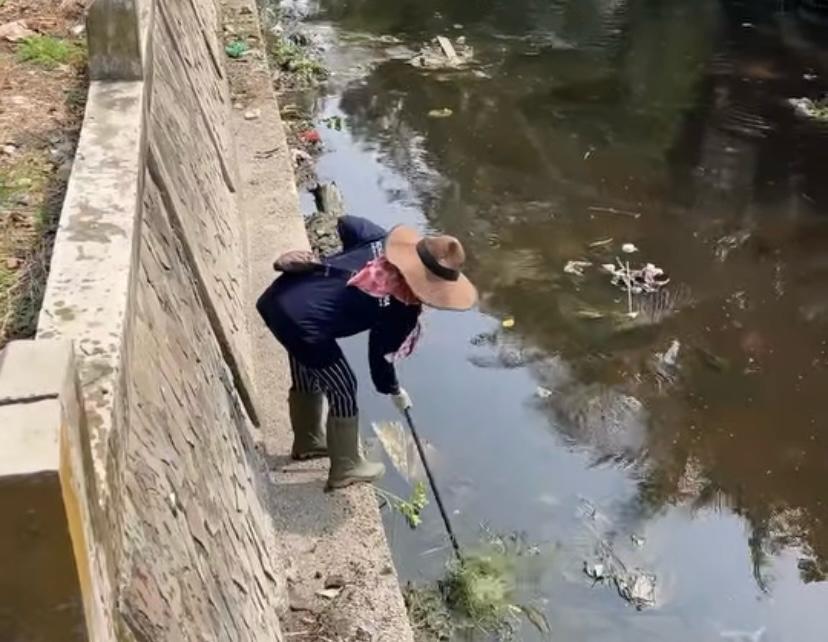 Dinas PUPR Pekanbaru Bersihkan Aliran Sungai Batak