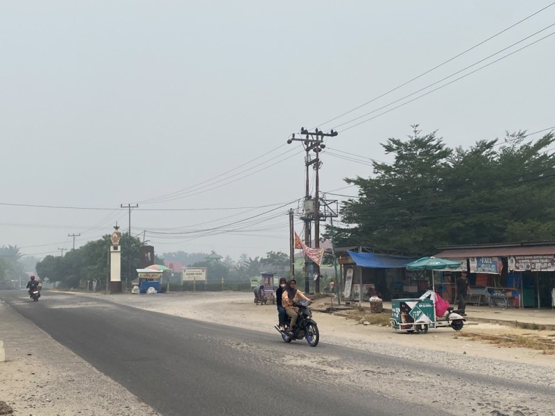 Lindungi Kesehatan Warga dari Kabut Asap, KKN 143 UMRI Bersama Pemdes Buluh Rampai Imbau Warga Gunakan Masker