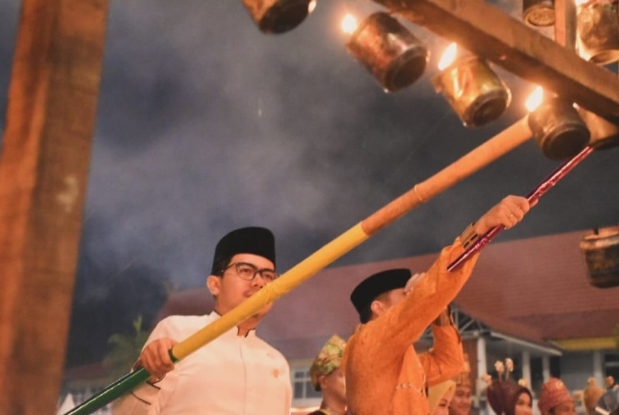 Meriah, Wakil Ketua DPRD Pekanbaru Ginda Burnama Saksikan Pembukaan Festival Lampu Colok