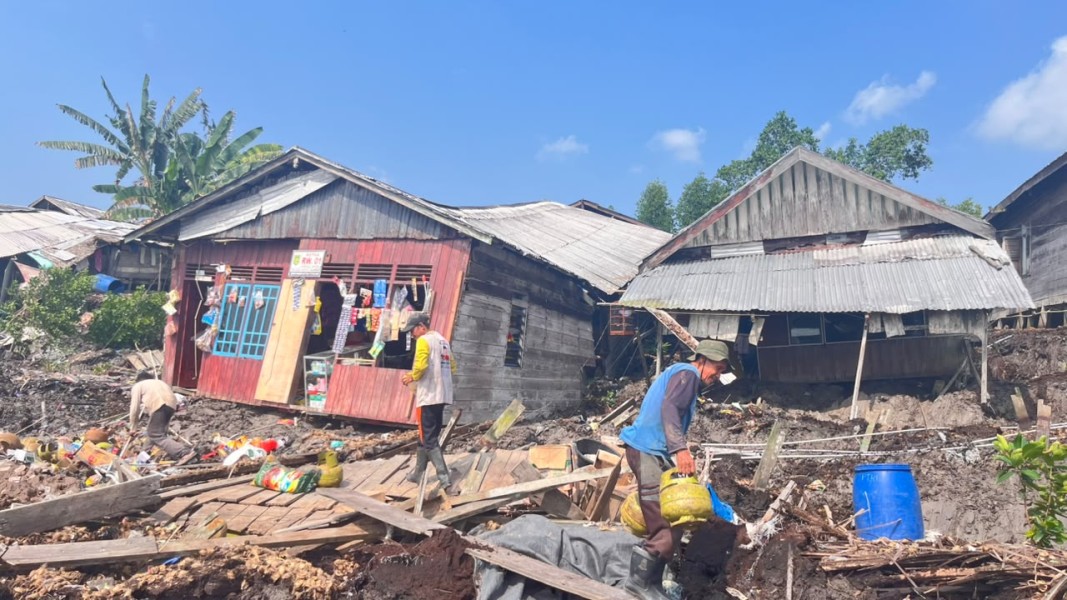 Detik-detik Abrasi Terjang Sungai Nyiur, 17 Warga Terdampak dan Lima Rumah Ambruk