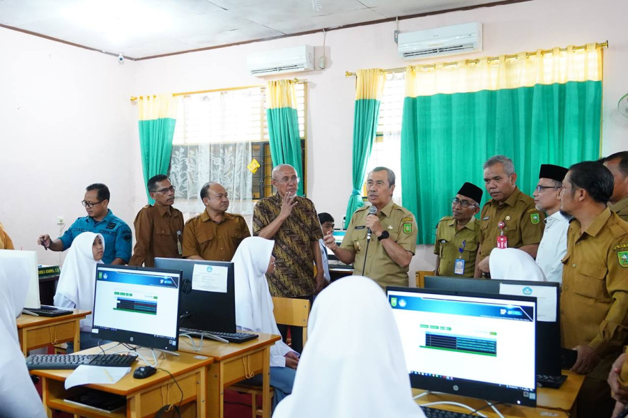 Dihadapan Ratusan Siswa SMAN 1 Kerinci, Gubri Syamsuar Ingatkan Pentingnya Teknologi AI dalam Pembelajaran