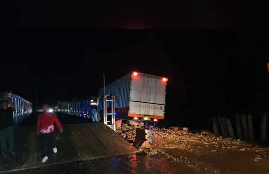 Longsor Lagi, Jalan Lintas Riau - Sumbar Macet Parah