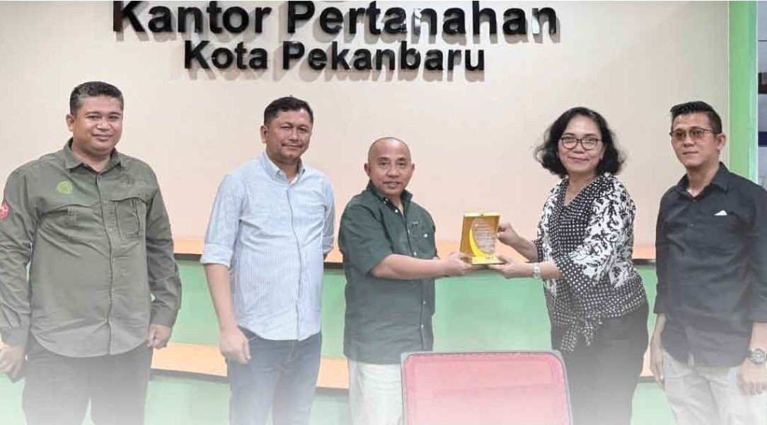 Kepala Kantah Pekanbaru Raih Penghargaan atas Dedikasi dalam Pengadaan Tanah Jalan Tol Rengat–Pekanbaru