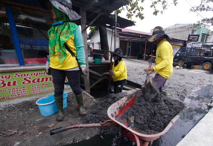 Dinas PUPR Pekanbaru Keruk Endapan Lumpur Parit di Jalan Riau