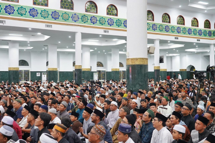 MasyaAllah, Malam Pertama Ramadan Jamaah Salat Tarawih di Masjid Raya Annur Membludak