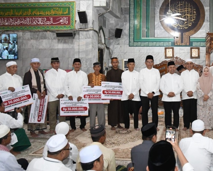 Dukung Program Pemprov Riau, 5 Masjid Di Tembilahan Terima Bantuan CSR BRK Syariah