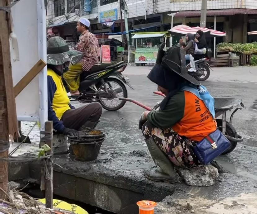 Pasukan Kuning Dinas PUPR Pekanbaru Lanjutkan Pembersihan Drainase di Jalan Teratai dan Cempaka