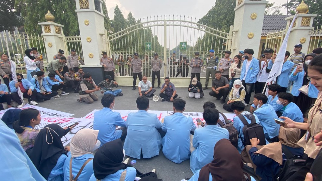Demo di Kantor Gubernur Riau, BEM FKIP Unri Tuntut Pelaku Karhutla Ditindak Tegas
