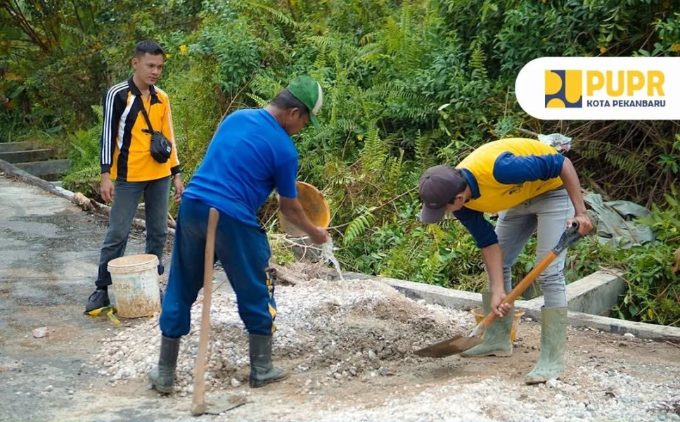 Petugas Dinas PUPR Pekanbaru Gerak Cepat Tangani Jalan Amblas Akibat Erosi di Jalan Seroja