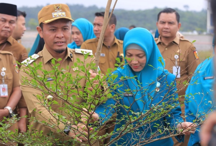 Hari Pertama Masuk Kerja Usai Libur dan Cuti Bersama Idul Fitri, Wali Kota Pekanbaru Gerakkan Penanaman 15.000 Pohon