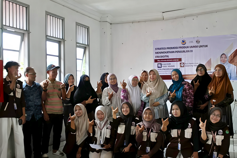Pelaku UMKM di Kampung Tengah Senapelan Dapat Ilmu Baru Promosi Produk Secara Digital dari Mahasiswa Kukerta Unri