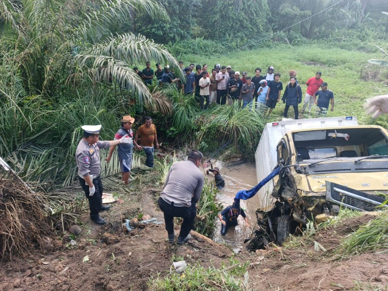 Dua Nyawa Melayang dalam Kecelakaan Beruntun di Jalintim Pelalawan, Suasana Panik Warnai Lokasi