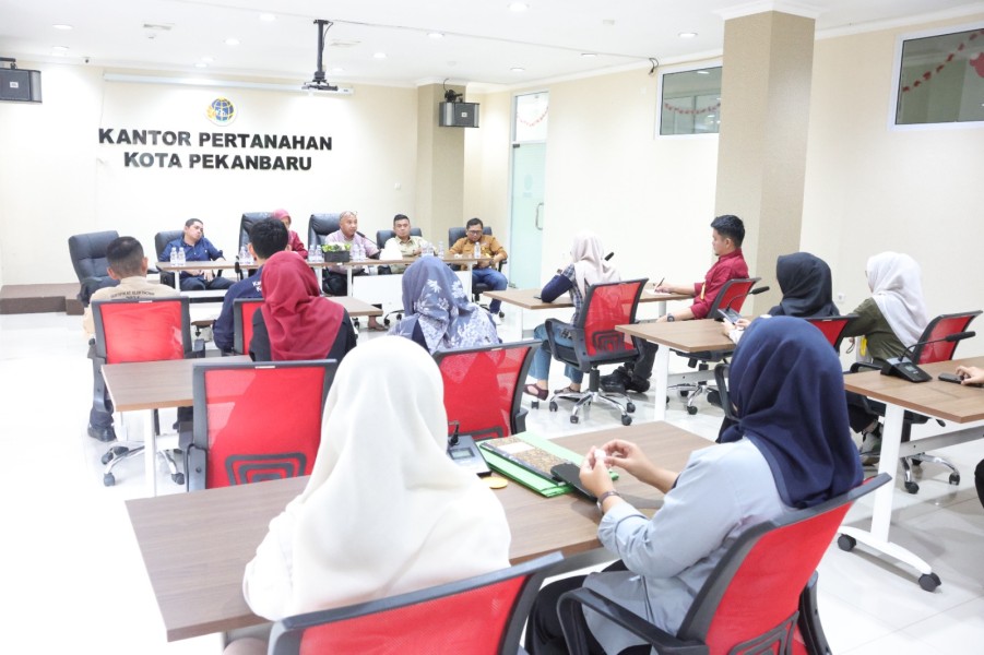 Kantah Pekanbaru Siapkan Transformasi Pelayanan Bersama Petugas Loket