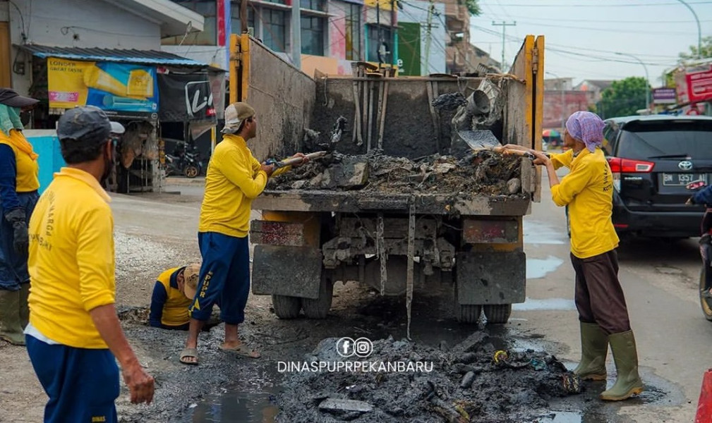 Bersihkan Drainase Jalan Ahmad Dahlan untuk Cegah Banjir, Dinas PUPR Pekanbaru Terjunkan Superteam Pasukan Kuning
