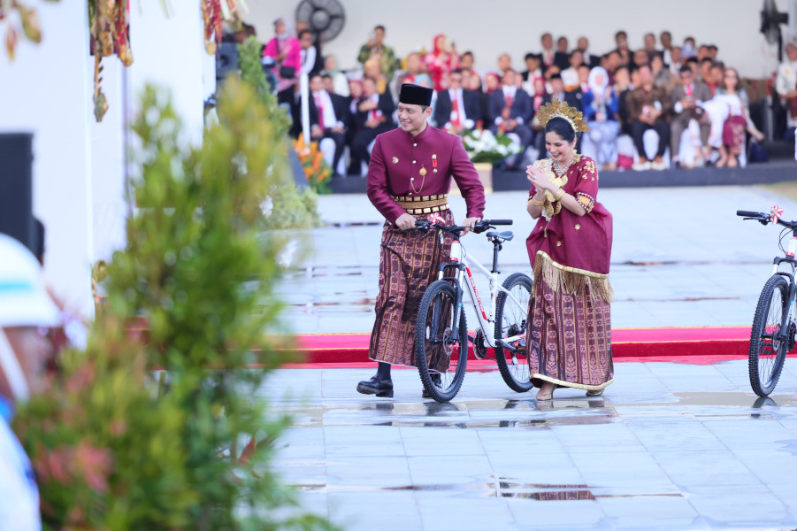 Menangkan Busana Adat Terbaik pada Upacara Penurunan Bendera Sang Merah Putih, Menteri AHY: Tradisi yang Baik untuk Lestarikan Budaya