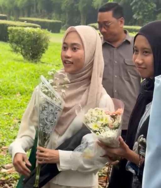 Momen Sederhana tapi Menyentuh, Amran Sulaiman Sapa Mahasiswi di Kebun Raya Bogor, Ternyata Anak Petani dari Sulsel