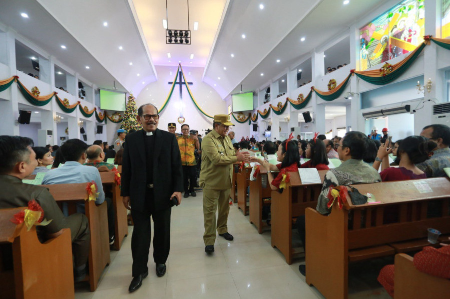 Jelang Perayaan Natal, Gubri Edy Nasution Tinjau Sejumlah Gereja di Pekanbaru