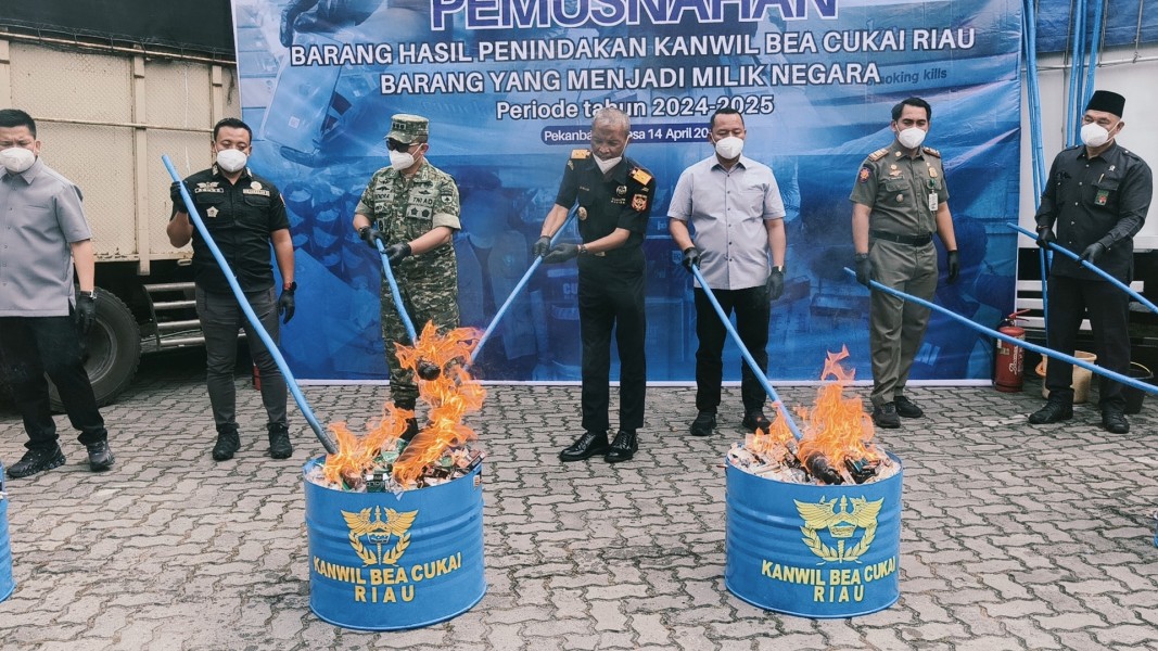 Bea Cukai Riau Musnahkan Barang Ilegal Rp44,8 Miliar