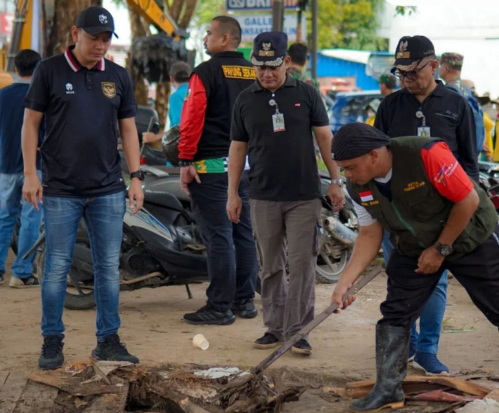 Tinjau Drainase Tersumbat, Kepala Dinas PUPR Pekanbaru Gotong Royong di Kecamatan Payung Sekaki
