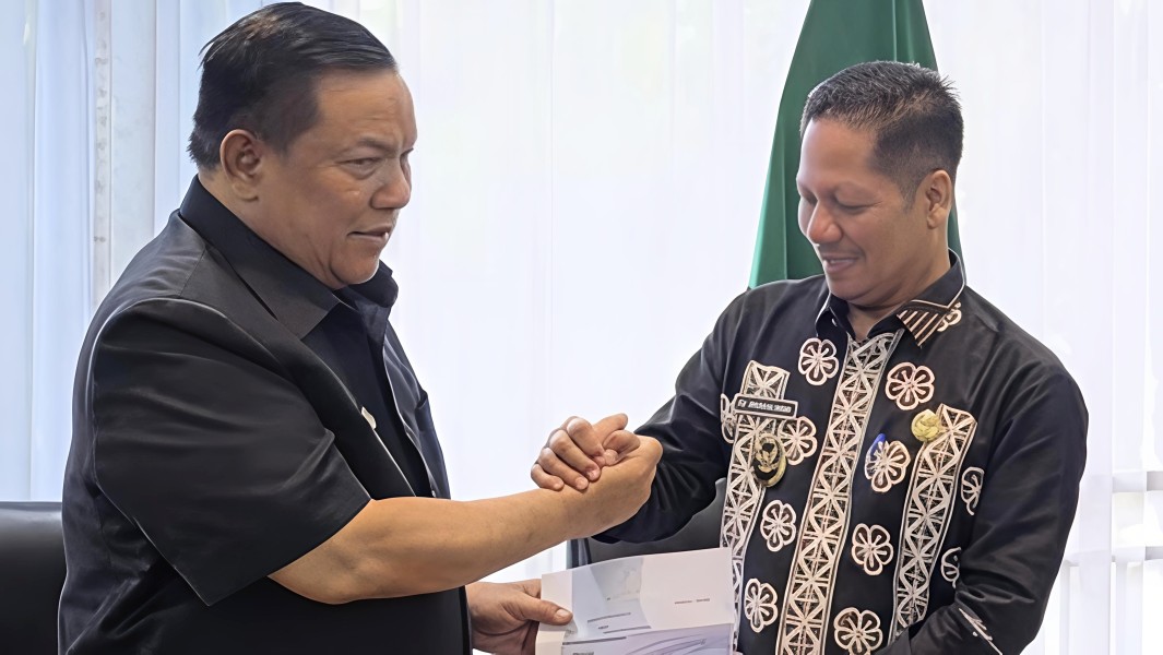 Sah, Mukhlisin Resmi Terima SK Penunjukan sebagai Plt Bupati Kuansing