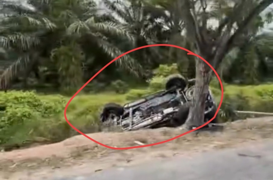 Diduga Ngantuk, Innova Tabrak Mobil Dinas DPRD Bengkalis hingga Terbalik