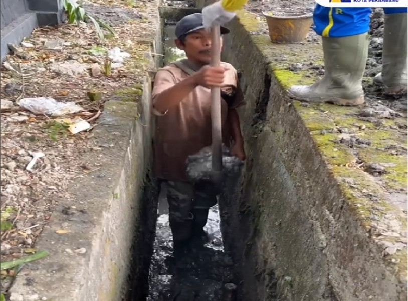 Pasukan Kuning Dinas PUPR Pekanbaru Bersihkan Drainase di Jalan Pattimura, Cegah Potensi Banjir