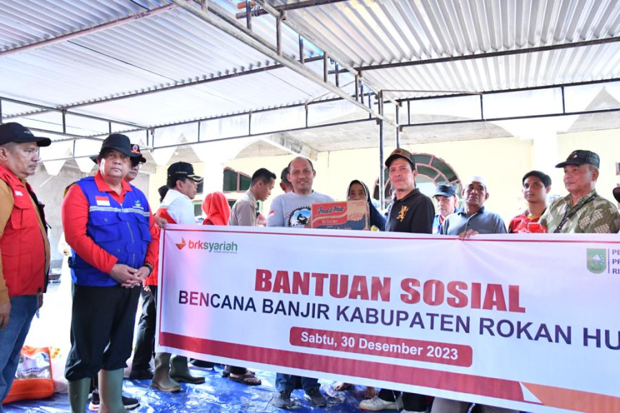 Peduli Korban Banjir, BRK Syariah Serahkan Bantuan Sembako di Rokan Hulu.