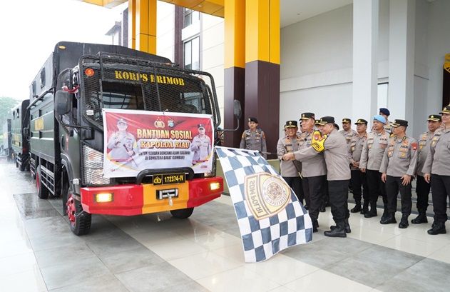 Langsung Action, Polda Riau Kirim Bantuan 3 Truk Sembako dan Selimut untuk Korban Banjir Bandang di Sumbar