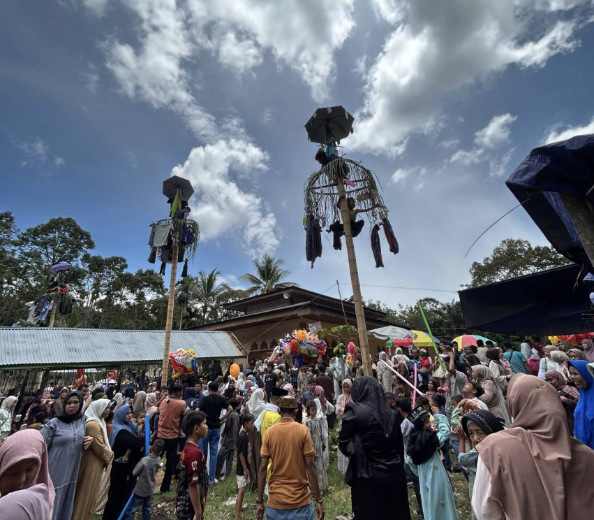 Hari Raya Enam di Kampar Meriah, Warga Tanjung Alai Tumpah Ruah Ikuti Haul hingga Panjat Pinang